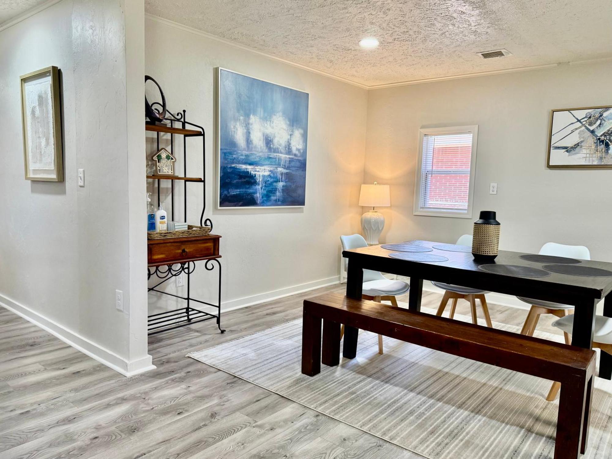 Holiday home Budget Friendly Renovated Five Bedroom Retreat