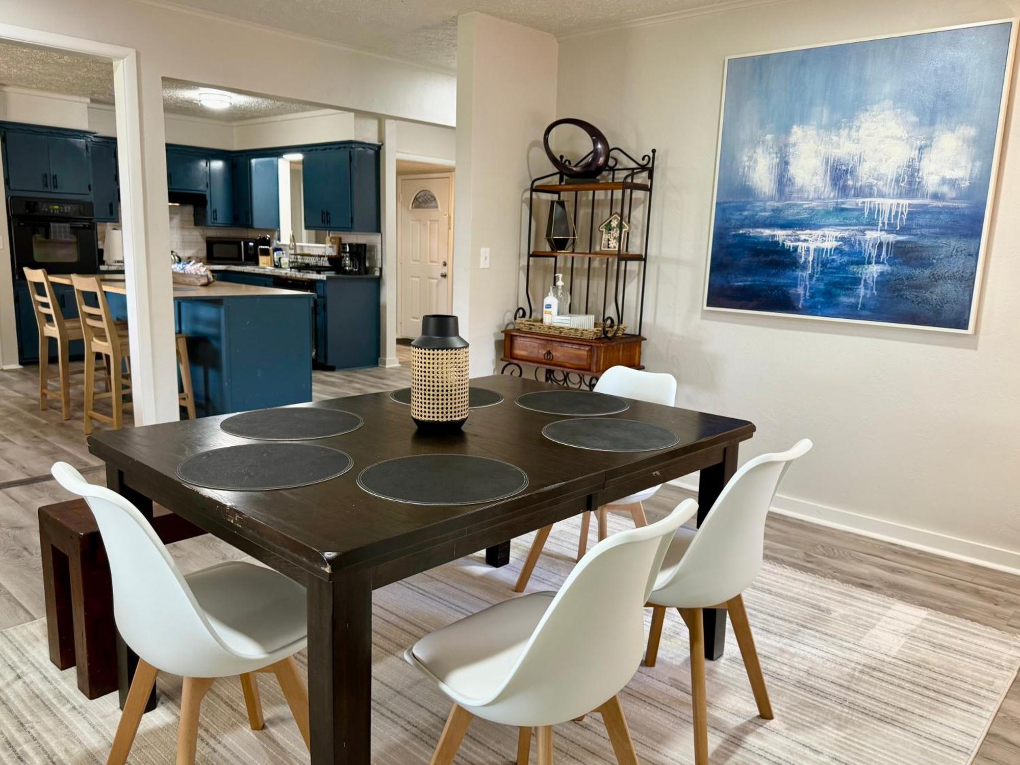 Holiday home Budget Friendly Renovated Five Bedroom Retreat