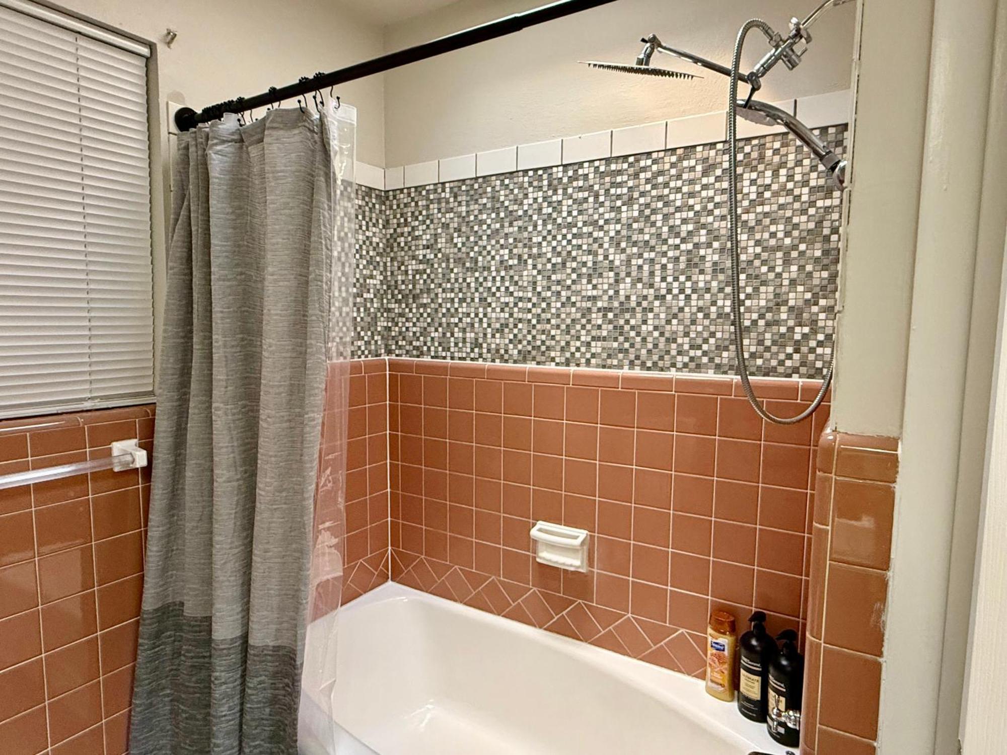 Budget Friendly Renovated Five Bedroom Retreat Holiday home