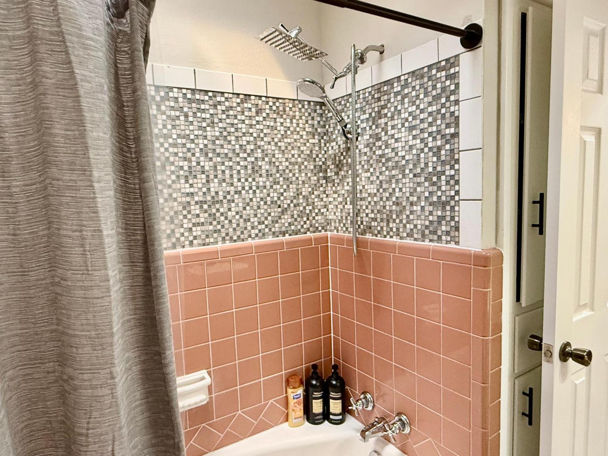 Budget Friendly Renovated Five Bedroom Retreat * Oklahoma City