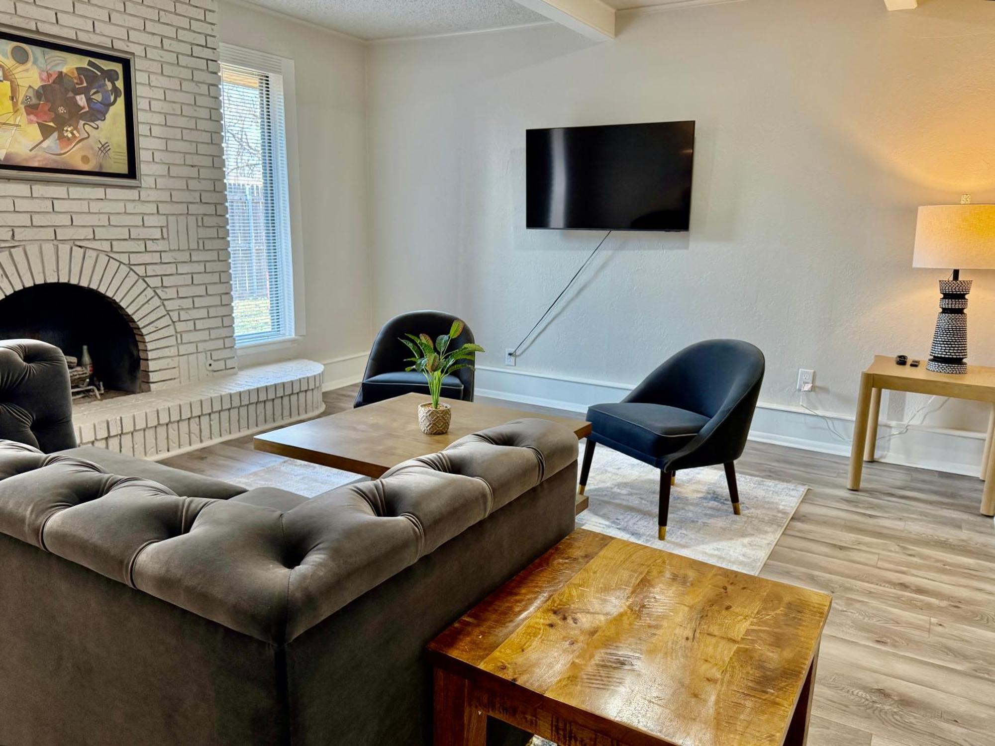 Budget Friendly Renovated Five Bedroom Retreat *