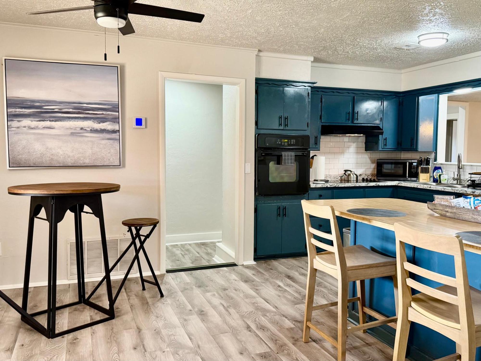 Budget Friendly Renovated Five Bedroom Retreat Holiday home *