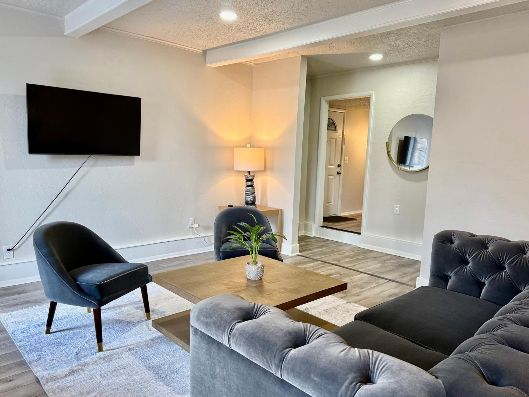 Holiday home Budget Friendly Renovated Five Bedroom Retreat