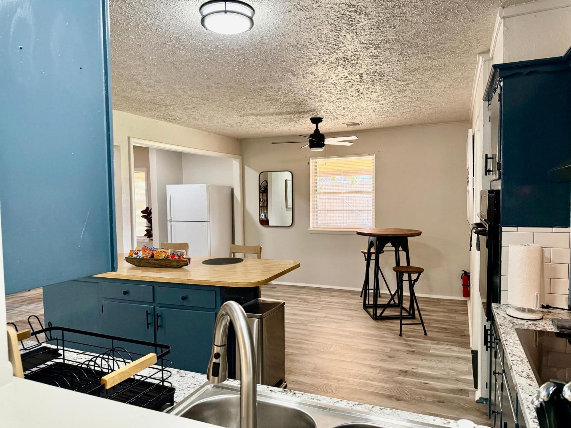 Budget Friendly Renovated Five Bedroom Retreat * Oklahoma City